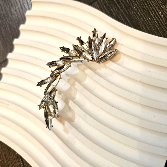 NEW ✨️ Single Gold & Crystal Leaf Design Ear Crawler/Cuff Earring - Picture 1 of 10